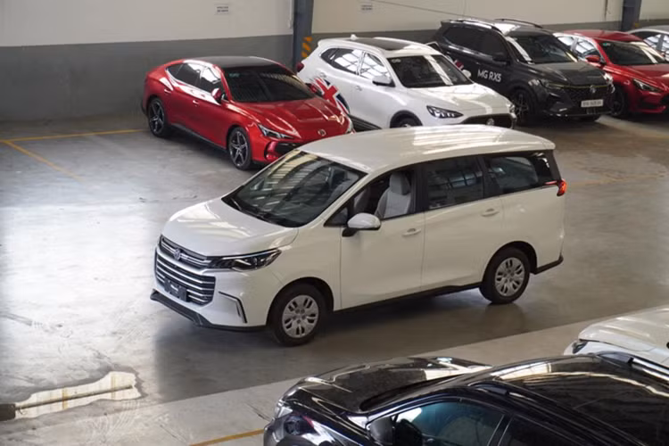 "Nội soi" các phiên bản MG G50 giá mềm sắp bán tại Việt Nam - Hình 2 MG G50 2025 mới thuộc phân khúc MPV bình dân cỡ trung với số đo dài x rộng x cao là 4.825 x 1.825 x 1.800 mm, cùng chiều dài cơ sở lên đến 2.800 mm. Kích thước này có phần dài hơn Innova Cross và lớn hơn nhiều so với Xpander, XL7 hay Veloz Cross.