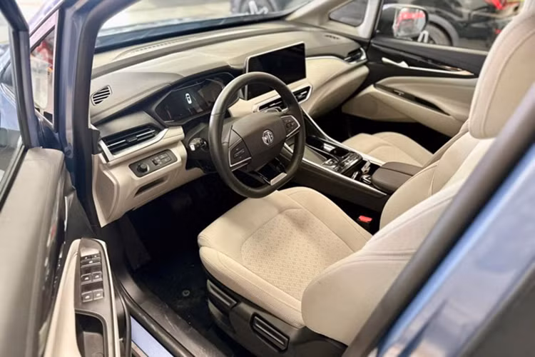 "Nội soi" các phiên bản MG G50 giá mềm sắp bán tại Việt Nam - Hình 6 Về màu sắc, phiên bản MG G50 1.5 MT Com rẻ nhất có màu trắng, bạc, đen; trong khi 2 phiên bản còn lại có màu đen, xanh và trắng ngọc trai. Về nội thất, mỗi bản của MG G50 sẽ có những trang bị tiện ích khác nhau. Cụ thể, bản tiêu chuẩn 1.5 MT Com không có màn hình giải trí cảm ứng mà chỉ có hệ thống radio, ghế nỉ và chỉnh cơ toàn bộ.