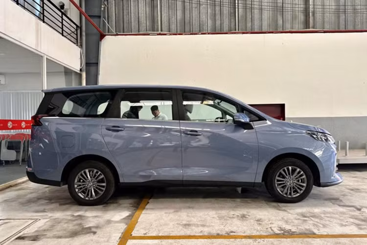 "Nội soi" các phiên bản MG G50 giá mềm sắp bán tại Việt Nam - Hình 9 Về trang bị an toàn, bản cao cấp có đầy đủ các tính năng như: chống bó cứng phanh ABS, cân bằng điện tử ESP, hỗ trợ phanh khẩn cấp EBA, phân phối lực phanh điện tử EBD, khởi hành ngang dốc HAC, cảnh báo áp suất lốp TPMS, cảm biến khoảng cách phía sau và 4 túi khí. Phiên bản tiêu chuẩn không có ga tự động. Hai bản thấp chỉ có 2 túi khí.