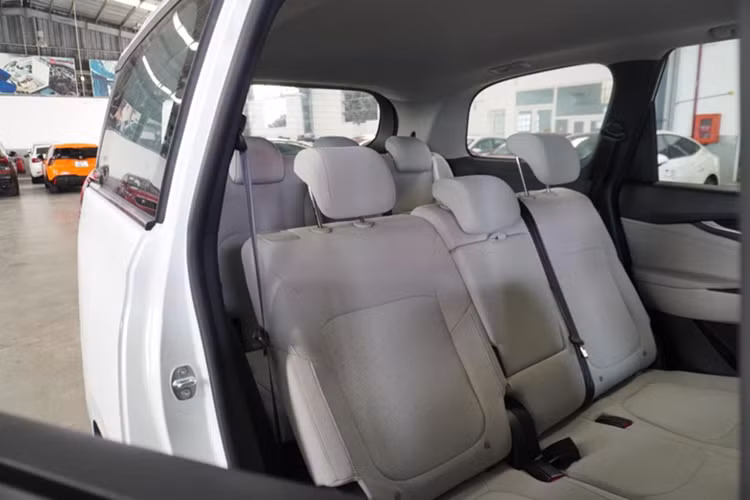 "Nội soi" các phiên bản MG G50 giá mềm sắp bán tại Việt Nam - Hình 7 Bản này chỉ được trang bị hộp số sàn 6 cấp, Trong khi đó, phiên bản 1.5 AT Del đã có màn hình giải trí cảm ứng kích thước 12,3 inch, ghế nỉ chỉnh cơ về hệ thống âm thanh 2 loa. Xe được trang bị hộp số tự động 7 cấp ly hợp kép ướt với cơ cấu sang số dạng cần gạt để sau vô lăng.