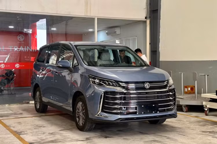 "Nội soi" các phiên bản MG G50 giá mềm sắp bán tại Việt Nam - Hình 3 MG G50 sở hữu kiểu dáng MPV truyền thống với đặc trưng là đuôi xe cao và vuông vắn giúp tối ưu hóa không gian. Thiết kế phần đầu xe của MG G50 gợi liên tưởng đến Toyota Alphard với điểm nhấn là lưới tản nhiệt lớn, chiếm gần hết diện tích phía trước.