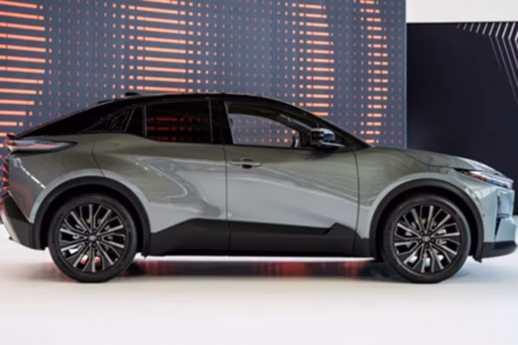 SUV điện Toyota C-HR+ 2025 ra mắt, cùng phân khúc VinFast VF8 - Hình 6 SUV dien Toyota C-HR+ 2025 ra mat, cung phan khuc VinFast VF8-Hinh-6