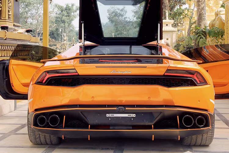 "Đại gia đồng nát" xứ Nghệ bán Lamboghini Huracan lỗ nhiều tỷ đồng - Hình 3 Đây hiện là 1 trong số rất hiếm các siêu xe Lamborghini Huracan đang được chào bán trên thị trường xe cũ. Vào thời điểm năm ngoái, xe có giá khoảng từ 12-14 tỷ đồng, tuy nhiên hiện những mẫu xe Lamborghini Huracan LP610-4 đã qua sử dụng hiện có giá chỉ dưới 10 tỷ. Như vậy, chỉ sau 1 năm sử dụng vị đại gia này đã lỗ nhiều tỷ đồng.