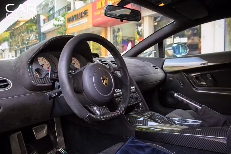 "Siêu bò" Lamborghini Gallardo độc nhất Việt Nam của đại gia Hà Nội - Hình 4 Về nội thất, Gallardo Superleggera không có thay đổi gì nhiều so với phần đông những phiên bản Gallardo trước đó. Chiếc Superleggera này được trang bị nội thất chủ yếu bằng chất liệu Alcantara kết hợp cùng nhiều chi tiết carbon như vô lăng, phanh tay, hộp số,…Chiếc xe cũng được trang bị ốp cửa bằng carbon.