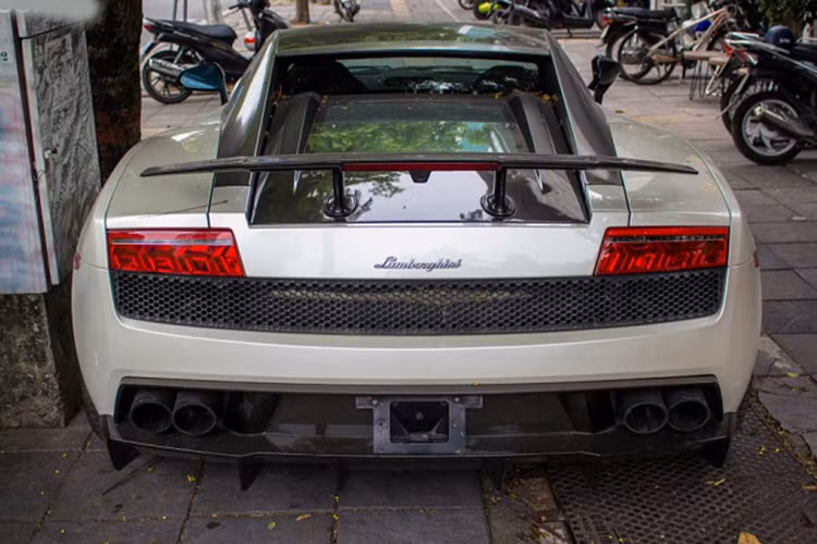 "Siêu bò" Lamborghini Gallardo độc nhất Việt Nam của đại gia Hà Nội - Hình 5 Lamborghini Gallardo Superleggera được trang bị động cơ V10, dung tích 5.2L, tạo ra công suất tối đa 570 mã lực tại tua máy 8.000 vòng/phút và mô-men xoắn cực đại 540 Nm tại tua máy 6.500 vòng/phút.