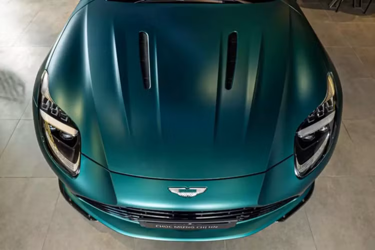 Nu dai gia Ha Noi tau Aston Martin DB12 gan 12 ty dong-Hinh-2
