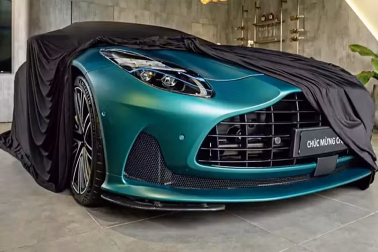 Nu dai gia Ha Noi tau Aston Martin DB12 gan 12 ty dong