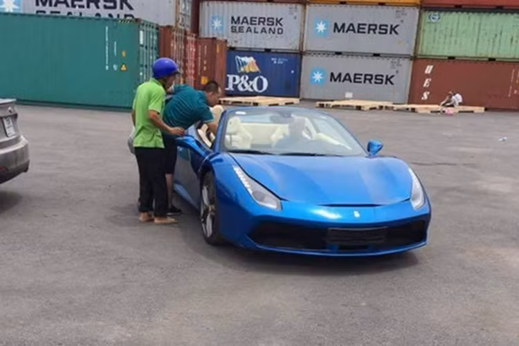 Ferrari 488 Spider của đại gia Việt tái xuất sau nhiều năm ở ẩn - Hình 4 Ferrari 488 Spider cua dai gia Viet tai xuat sau nhieu nam o an-Hinh-4