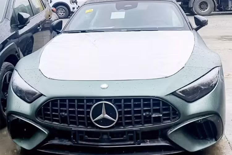 Tận thấy Mercedes-AMG SL63 hơn 12 tỷ đầu tiên về Việt Nam Tan thay Mercedes-AMG SL63 hon 12 ty dau tien ve Viet Nam