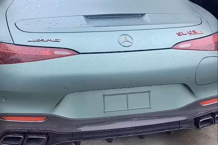 Tận thấy Mercedes-AMG SL63 hơn 12 tỷ đầu tiên về Việt Nam - Hình 2 Tan thay Mercedes-AMG SL63 hon 12 ty dau tien ve Viet Nam-Hinh-2