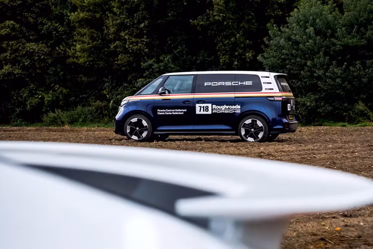 Volkswagen ID. Buzz độc bản sinh ra để phục vụ Porsche 911 Dakar - Hình 5 Volkswagen ID. Buzz doc ban sinh ra de phuc vu Porsche 911 Dakar-Hinh-5
