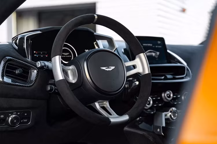 "Kiệt tác" Aston Martin Valiant 735 mã lực, giới hạn 38 chiếc - Hình 8 Nội thất Aston Martin Valiant thừa hưởng một số đường nét thiết kế từ mẫu Vantage 2018, nhưng đã được tinh chỉnh để mang đậm phong cách cổ điển bằng hợp kim nhôm, thể hiện rõ qua vô lăng tối giản, không tích hợp phím chức năng.