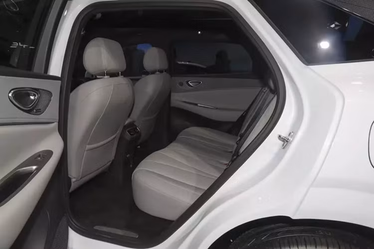 BYD Sealion 06 - SUV điện hạng trung như Hyundai, chỉ 560 triệu đồng - Hình 10 BYD Sealion 06 - SUV dien hang trung nhu Hyundai, chi 560 trieu dong-Hinh-10