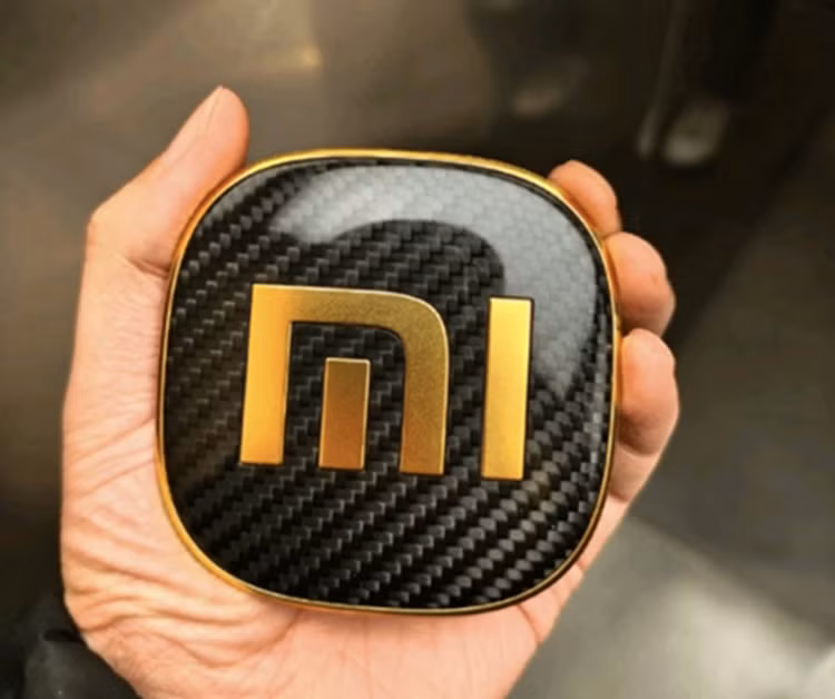 Chủ xe điện Xiaomi SU7 Ultra bị trộm "lột" logo mạ vàng 24K - Hình 2 Chu xe dien Xiaomi SU7 Ultra bi trom