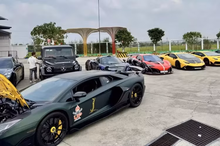 Dàn xe bạc tỷ của các đại gia Sài Gòn đón Tết Ất Tỵ - Hình 6 Dan xe bac ty cua cac dai gia Sai Gon don Tet At Ty-Hinh-6