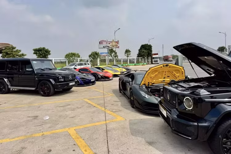 Dàn xe bạc tỷ của các đại gia Sài Gòn đón Tết Ất Tỵ - Hình 5 Dan xe bac ty cua cac dai gia Sai Gon don Tet At Ty-Hinh-5