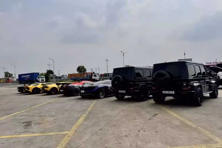 Dàn xe bạc tỷ của các đại gia Sài Gòn đón Tết Ất Tỵ - Hình 4 Dan xe bac ty cua cac dai gia Sai Gon don Tet At Ty-Hinh-4