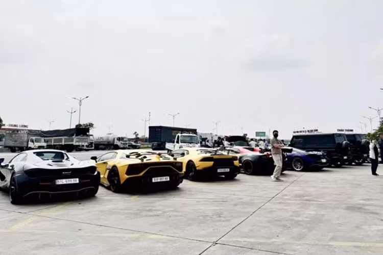 Dàn xe bạc tỷ của các đại gia Sài Gòn đón Tết Ất Tỵ - Hình 3 Dan xe bac ty cua cac dai gia Sai Gon don Tet At Ty-Hinh-3