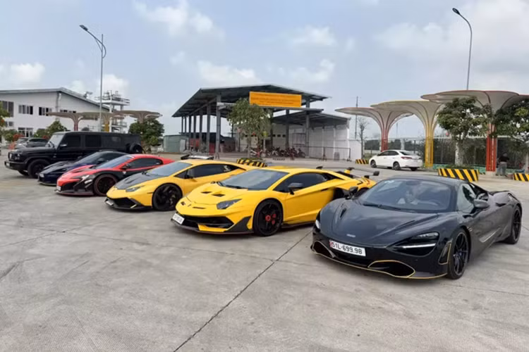 Dàn xe bạc tỷ của các đại gia Sài Gòn đón Tết Ất Tỵ - Hình 2 Dan xe bac ty cua cac dai gia Sai Gon don Tet At Ty-Hinh-2
