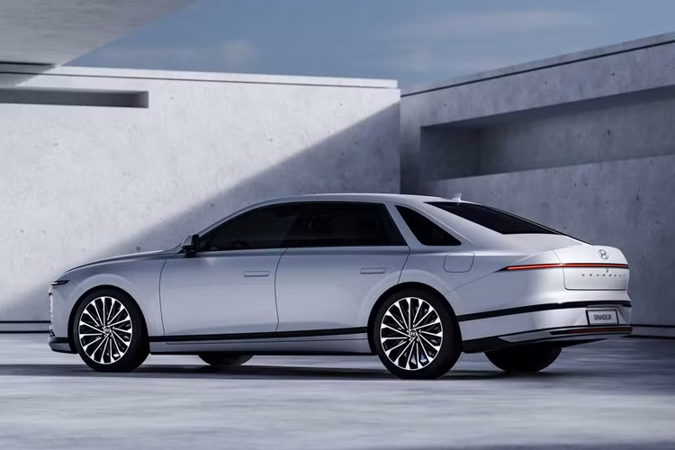 Hyundai Grandeur nâng cấp, chạy 100km không "uống một giọt xăng" - Hình 5 Hyundai Grandeur nang cap, chay 100km khong