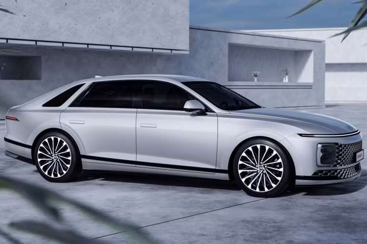 Hyundai Grandeur nâng cấp, chạy 100km không "uống một giọt xăng" - Hình 2 Hyundai Grandeur nang cap, chay 100km khong