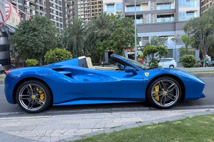 Ferrari 488 Spider hơn 10 tỷ "siêu lướt" của đại gia Việt rao bán - Hình 2 Ferrari 488 Spider hon 10 ty