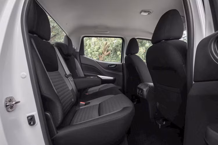 Bán tải Nissan Navara tại Việt Nam giảm "mạnh tay" tới 90 triệu đồng - Hình 5 Ban tai Nissan Navara tai Viet Nam giam