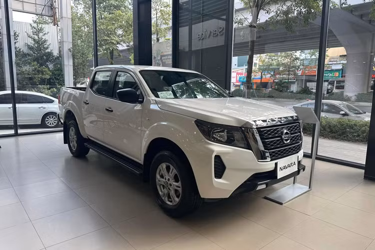 Bán tải Nissan Navara tại Việt Nam giảm "mạnh tay" tới 90 triệu đồng - Hình 9 Ban tai Nissan Navara tai Viet Nam giam