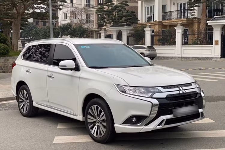 Mitsubishi Outlander đang "xả hàng" giảm tới gần 100 triệu đồng Mitsubishi Outlander dang