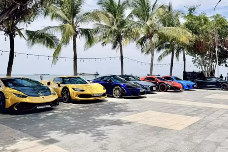 Xem dàn siêu xe bạc tỷ của đại gia Việt "phượt" biển Vũng Tàu - Hình 2 Xem dan sieu xe bac ty cua dai gia Viet