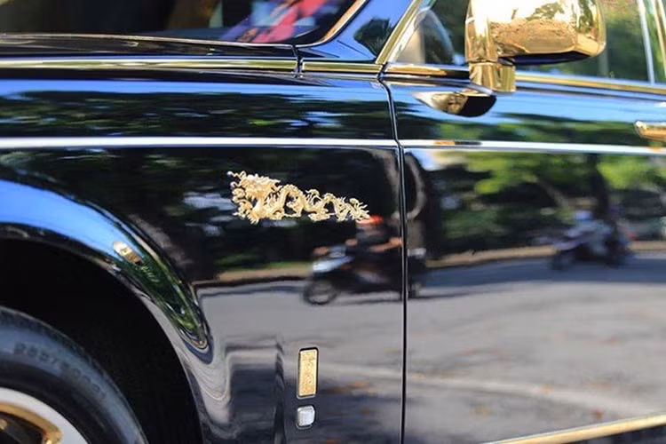 Đại gia Hà Nội bán Rolls-Royce Phantom rồng dát vàng hơn 9 tỷ - Hình 4 Dai gia Ha Noi ban Rolls-Royce Phantom rong dat vang hon 9 ty-Hinh-4