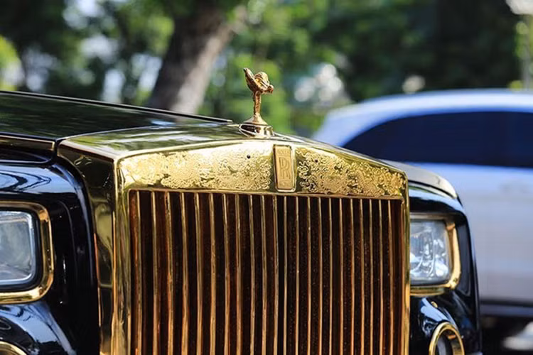 Đại gia Hà Nội bán Rolls-Royce Phantom rồng dát vàng hơn 9 tỷ - Hình 5 Dai gia Ha Noi ban Rolls-Royce Phantom rong dat vang hon 9 ty-Hinh-5