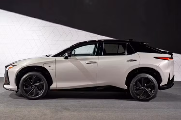 SUV điện Lexus RZ 2025 ra mắt, chạy tối đa 575 km/lần sạc - Hình 3 SUV dien Lexus RZ 2025 ra mat, chay toi da 575 km/lan sac-Hinh-3