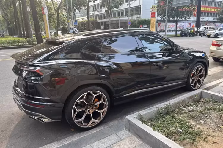 Tận thấy siêu SUV Lamborghini Urus chỉ hơn 12 tỷ ở Hà Nội - Hình 2 Tan thay sieu SUV Lamborghini Urus chi hon 12 ty o Ha Noi-Hinh-2