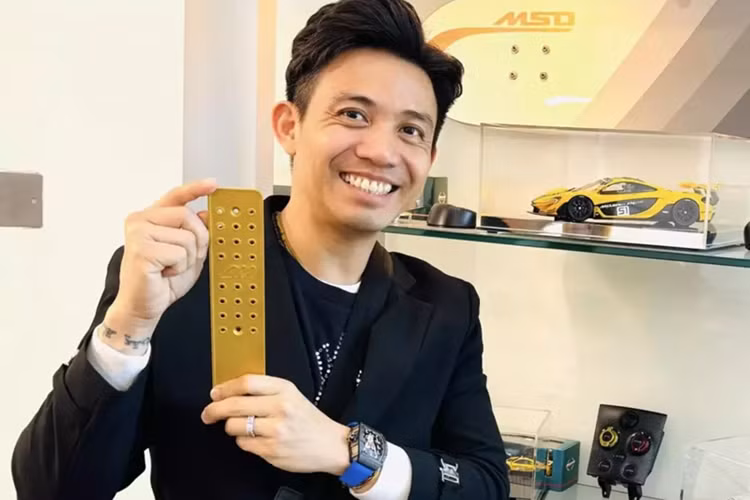 Minh Nhựa sang Anh thăm McLaren, chờ Elva gần 200 tỷ lăn bánh - Hình 2 Minh Nhua sang Anh tham McLaren, cho Elva gan 200 ty lan banh-Hinh-2