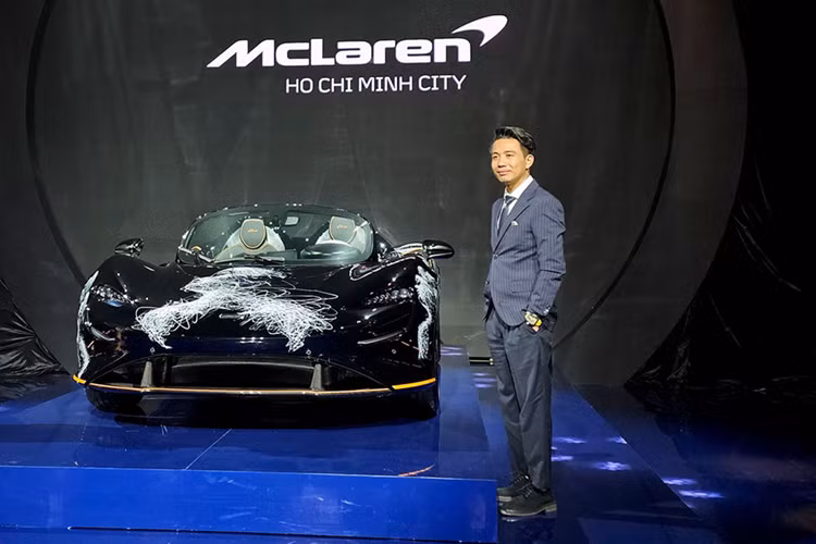 Minh Nhựa sang Anh thăm McLaren, chờ Elva gần 200 tỷ lăn bánh - Hình 4 Minh Nhua sang Anh tham McLaren, cho Elva gan 200 ty lan banh-Hinh-4