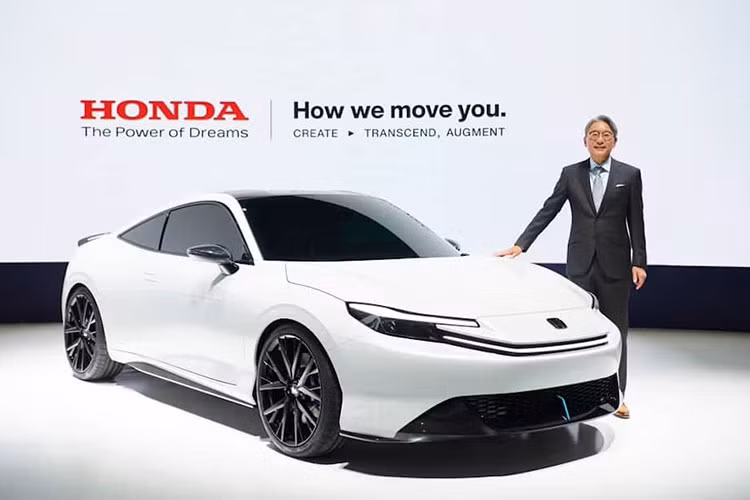 "Soi" Honda Prelude e:HEV 2026 thể thao đẹp mắt lại tiết kiệm xăng Tomoyuki Yamagami, trưởng dự án đã phát triển chiếc Honda Prelude e:HEV 2026 mới này (cũng là người đứng đầu dự án phát triển Civic thế hệ thứ 11), cho biết rằng chiếc Prelude hoàn toàn mới này sẽ rất thú vị khi lái, một niềm vui lái xe thế hệ tiếp theo.