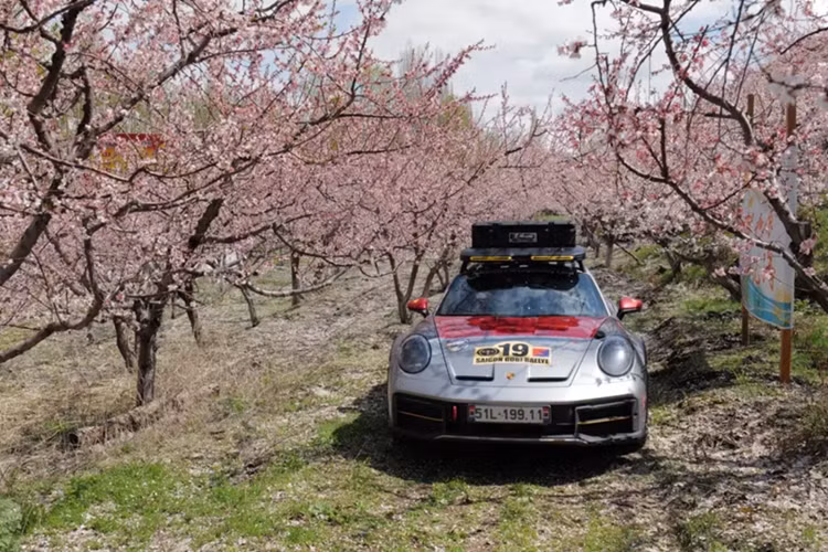 Porsche 911 Dakar cua dai gia Hai Phong cham moc 75.000 km