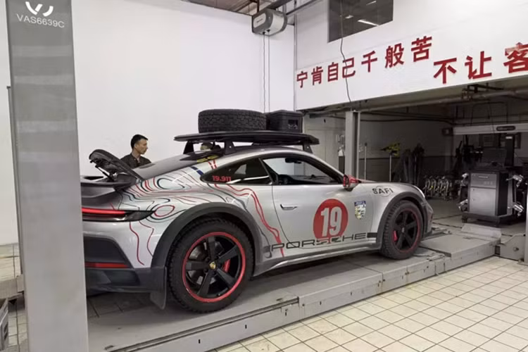 Porsche 911 Dakar cua dai gia Hai Phong cham moc 75.000 km-Hinh-2