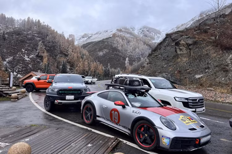Porsche 911 Dakar cua dai gia Hai Phong cham moc 75.000 km-Hinh-8
