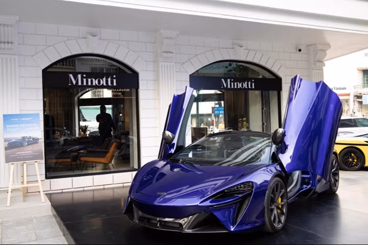 McLaren Artura Spider bac ty dau tien 