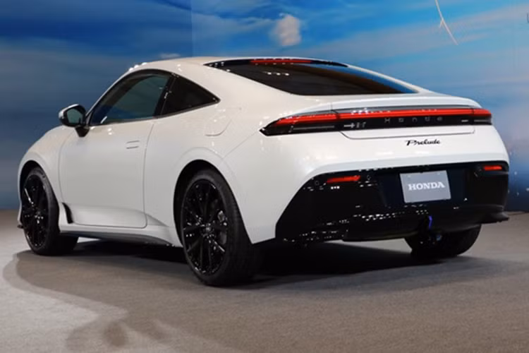 "Soi" Honda Prelude e:HEV 2026 thể thao đẹp mắt lại tiết kiệm xăng - Hình 8 Có thông tin cho rằng Honda Prelude nhiều khả năng sẽ sử dụng khung gầm tương tự Honda Civic Type R, kết hợp với sức mạnh từ động cơ xăng Hybrid 2.0 lít lấy từ Civic e:HEV/Accord e:HEV để mở rộng thêm. Hệ thống treo trước cũng có thể được nâng lên từ Type R với Dual Axis Strut, trang bị mâm 19 inch đi kèm lốp Continental Premium Contact6, cỡ 235/40 R19.
