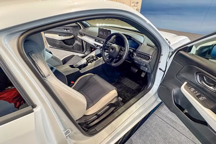 "Soi" Honda Prelude e:HEV 2026 thể thao đẹp mắt lại tiết kiệm xăng - Hình 5 Với hoạt động của 2 động cơ điện được kết nối với động cơ xăng giúp nâng cao trải nghiệm lái xe với khả năng cho phép người lái tự chọn chuyển số và còn có cả âm thanh giả lập. Hệ thống e:HEV thế hệ mới trên Honda Prelude có hệ thống Kiểm soát sang số tuyến tính giúp điều chỉnh âm thanh tổng hợp theo tốc độ sử dụng.