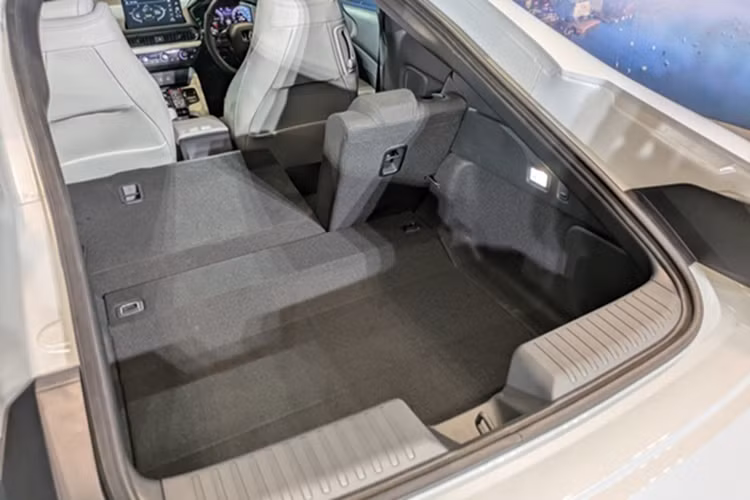 "Soi" Honda Prelude e:HEV 2026 thể thao đẹp mắt lại tiết kiệm xăng - Hình 7 Ở phần lái, truyền thông Nhật Bản cho biết, chương trình chuyển số trên Honda Prelude có thể điều chỉnh 8 tốc độ, lên xuống nhanh chóng nhưng không giảm số nhiều.