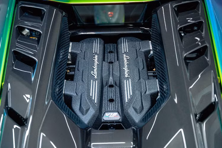 "Soi" siêu bò Lamborghini Revuelto màu siêu hiếm Verde Agave Lucido - Hình 8 Về sức mạnh không có sự nâng cấp, mẫu siêu xe Hybird trang bị khối động cơ hút khí tự nhiên V12 dung tích 6.5L (mã L545) hoàn toàn mới, công suất tối đa 825 mã lực và mô-men xoắn 725 Nm.