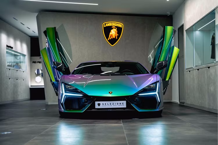 "Soi" siêu bò Lamborghini Revuelto màu siêu hiếm Verde Agave Lucido - Hình 2 Đầu tiên là lớp sơn Ad Personam cực hiếm trên các mẫu xe Lamborghini và trên siêu xe hybrid - Revuelto còn hiếm hơn nữa. Điểm đặc biệt của lớp sơn này sẽ chuyển đổi sắc thái của màu theo điều kiện ánh sáng khác nhau. Cụ thể xe sẽ chuyển đổi các màu sắc xanh lá, tím và xanh dương.