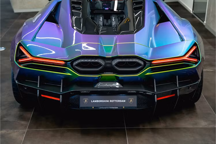 "Soi" siêu bò Lamborghini Revuelto màu siêu hiếm Verde Agave Lucido - Hình 9 Kết hợp với động cơ V12 là mô tơ điện đặt tại cầu trước bổ sung thêm công suất 300 mã lực và hai máy phát P2-P3 eMotor đặt phía sau, có công suất 150 mã lực. Tổng công suất 1.015 mã lực và hộp số ly hợp kép 8 cấp ly hợp kép. Khả năng tăng tốc 0-100 km/h đạt mức 2,5 giây, tốc độ tối đa hơn 350 km/h.