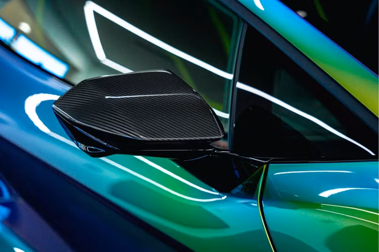 "Soi" siêu bò Lamborghini Revuelto màu siêu hiếm Verde Agave Lucido - Hình 3 Ngoài ra lớp sơn đặc biệt trên Lamborghini Revuelto còn chuyển màu theo ánh sáng thì nội thất với các chi tiết trang trí bằng sợi carbon cũng là điểm nhấn.