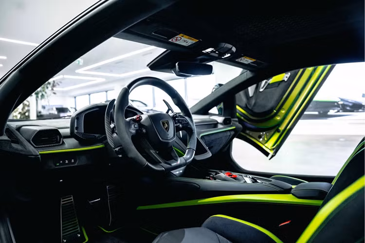 "Soi" siêu bò Lamborghini Revuelto màu siêu hiếm Verde Agave Lucido - Hình 6 Nội thất của siêu xe Revuelto với bảng đồng hồ kỹ thuật số 12.3 inch, màn hình trung tâm 8,4 inch và màn hình phụ (ghế hành khách) 9.1 inch.