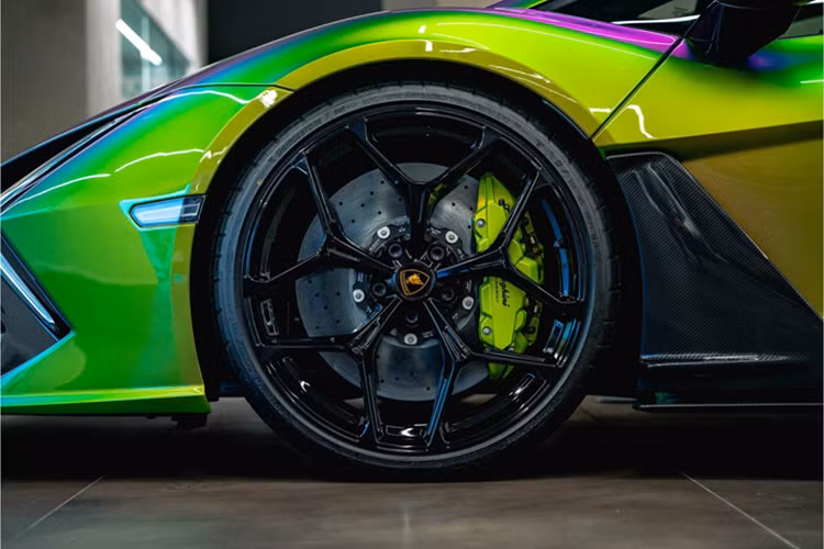 "Soi" siêu bò Lamborghini Revuelto màu siêu hiếm Verde Agave Lucido - Hình 5 Điểm nhấn phần hông xe là bộ mâm thiết kế Altanero sơn màu đen bóng có kích thước 21 inch ở bánh trước và 22 inch ở bánh sau. Cùm phanh màu xanh Verde Chiaro tạo điểm nhấn.